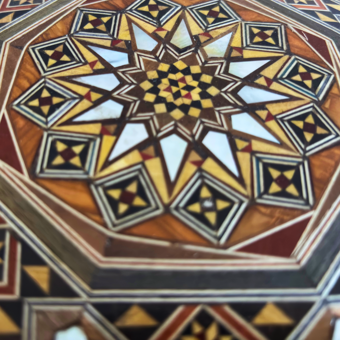 Elegante caixa octogonal de mosaico damasceno – Artesanal em madeira com incrustação de madrepérola