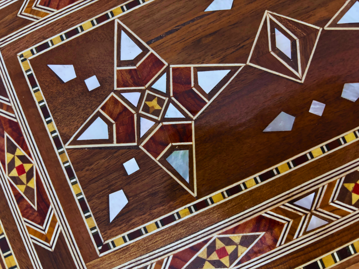 Grande Boîte à Mosaïque Damascène Artisanale avec Serrure – Coffret à Bijoux en Bois à Plusieurs Niveaux avec Incrustation en Nacre