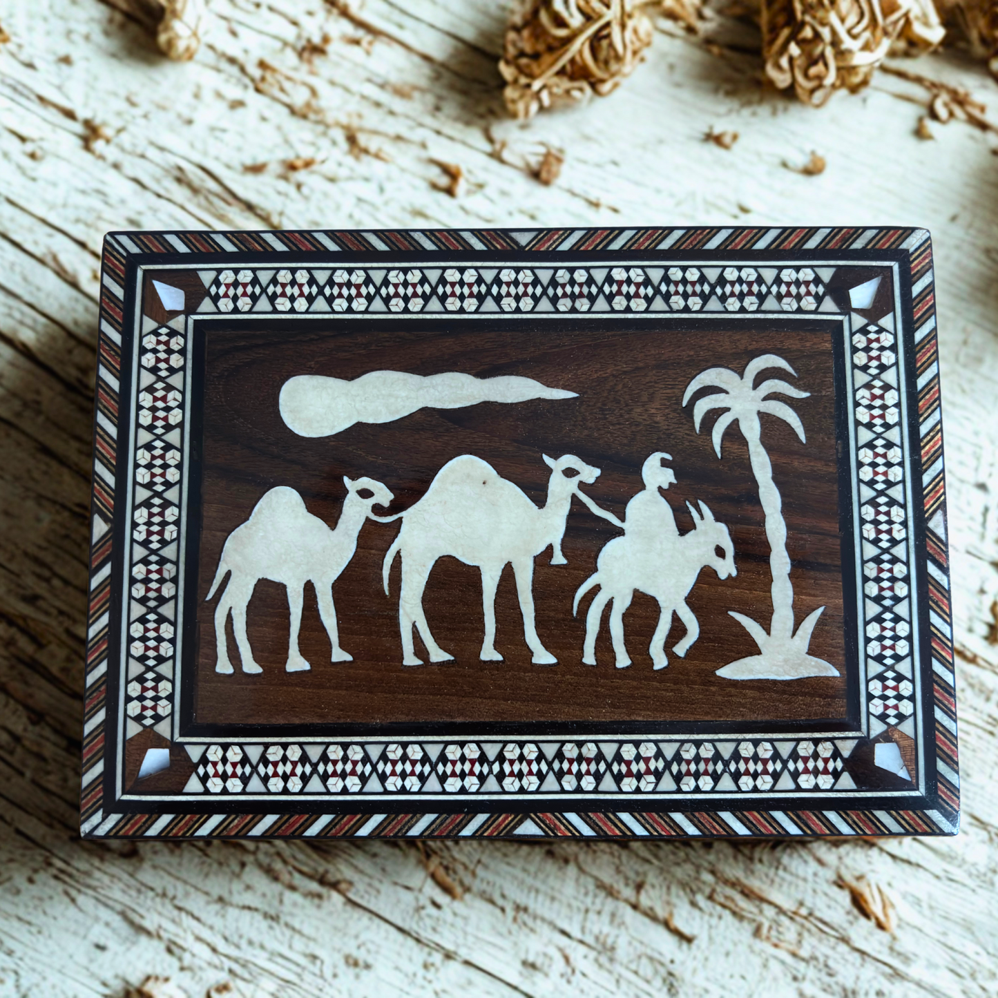 Vintage Damascene mozaïekdoos uit de jaren ’70, kameelmotief, handgemaakte Syrische bewaardoos