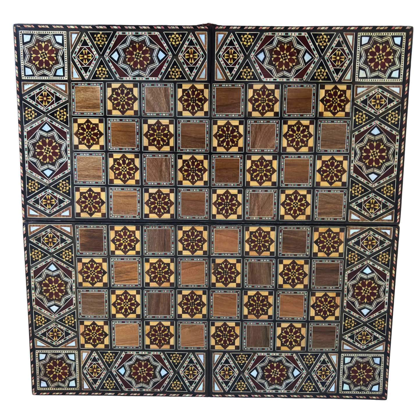 Table de Backgammon et d’Échecs Damasquine Faite à la Main par Gaby Al Dayeh – Chef-d’Œuvre avec Incrustations de Nacre