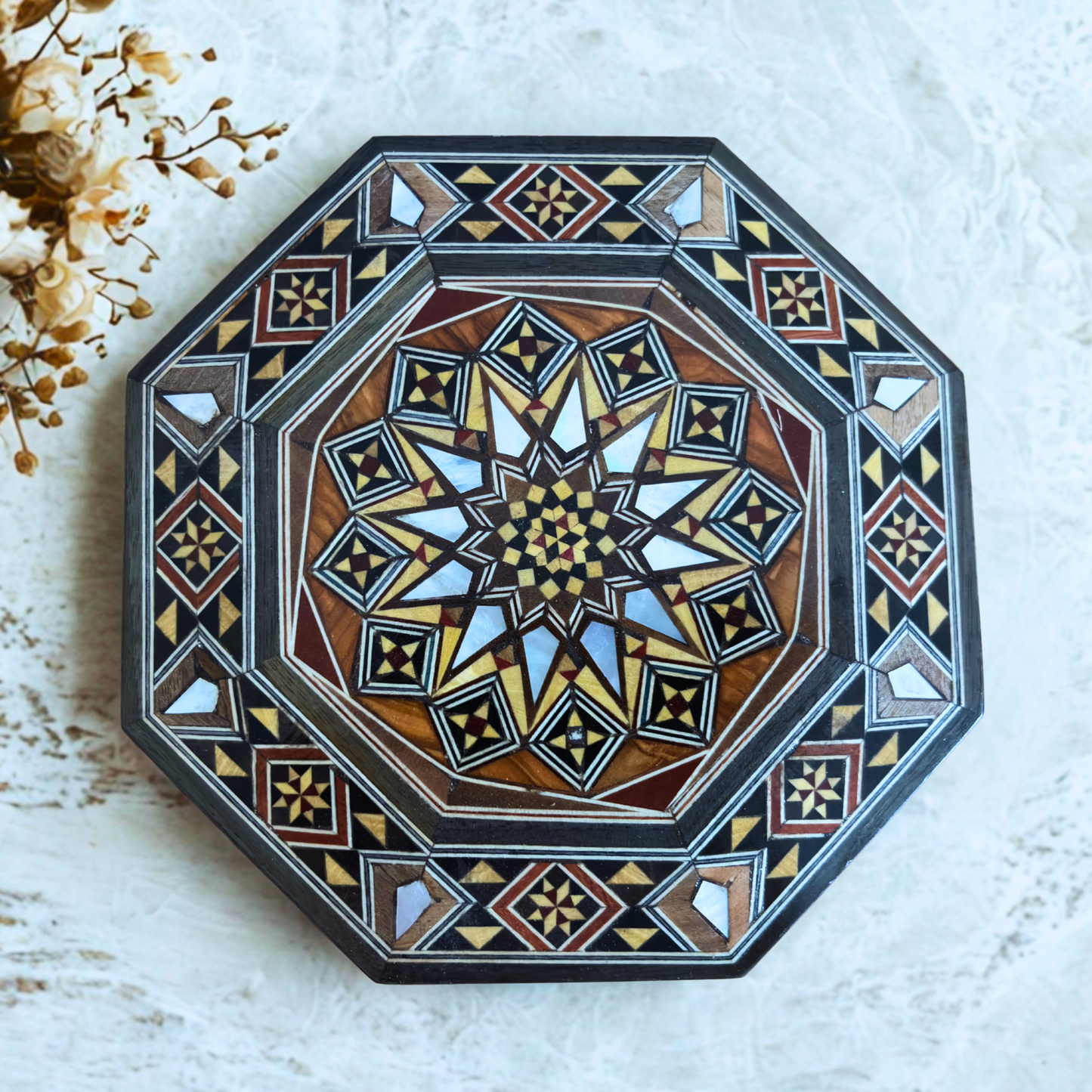 Elegante caixa octogonal de mosaico damasceno – Artesanal em madeira com incrustação de madrepérola