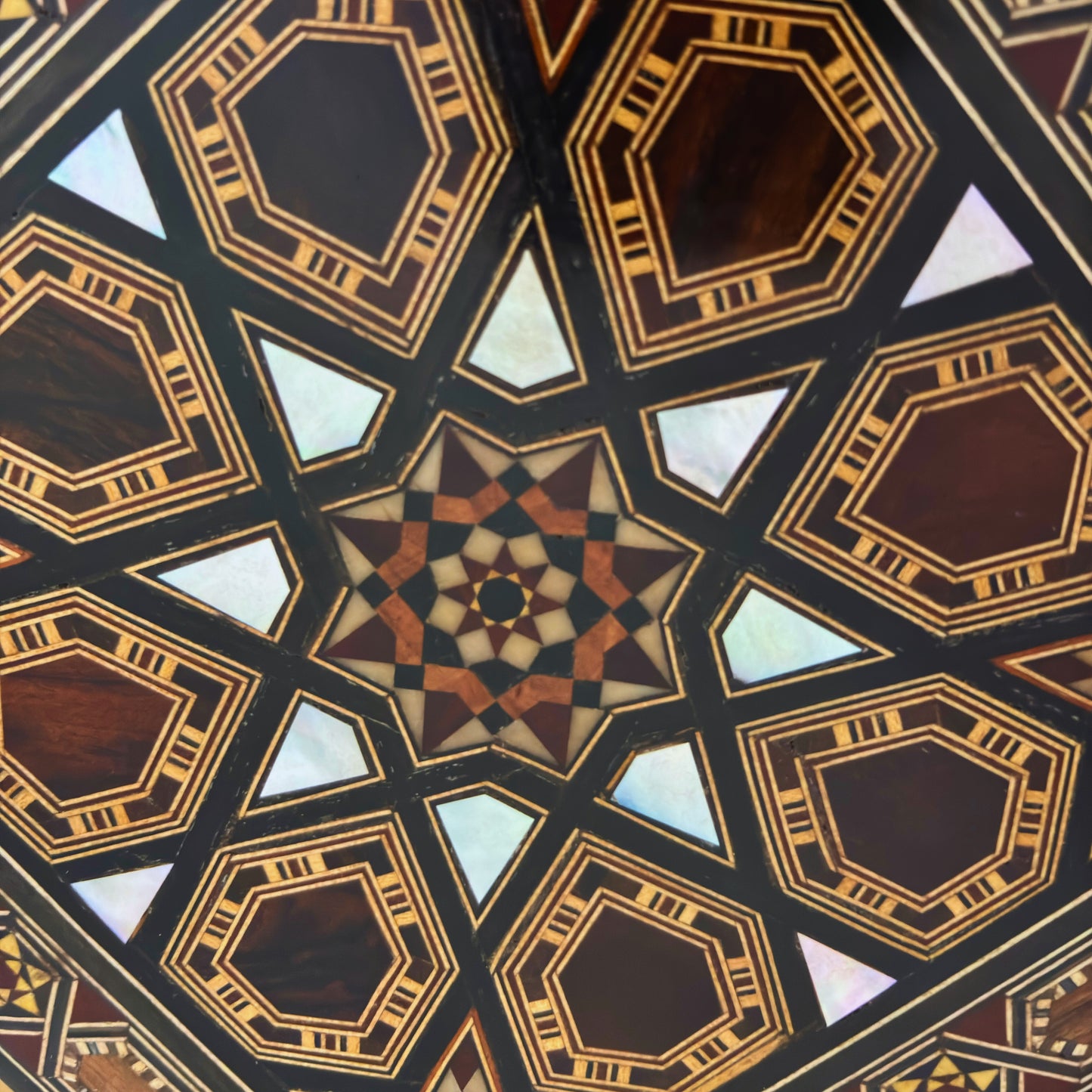Caja de Mosaico Damasquino Hecha a Mano por el Maestro Gaby Al Dayeh – Nácar y Terciopelo