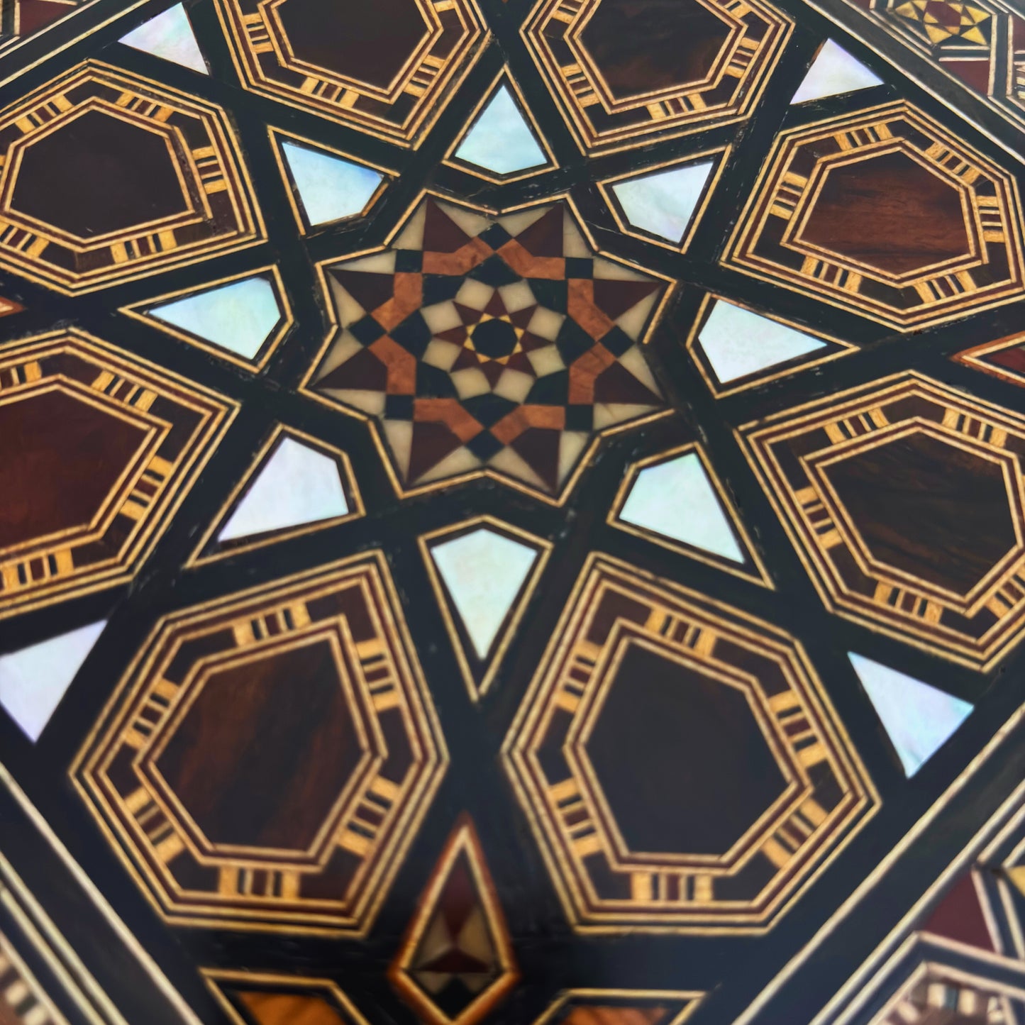 Caja de Mosaico Damasquino Hecha a Mano por el Maestro Gaby Al Dayeh – Nácar y Terciopelo