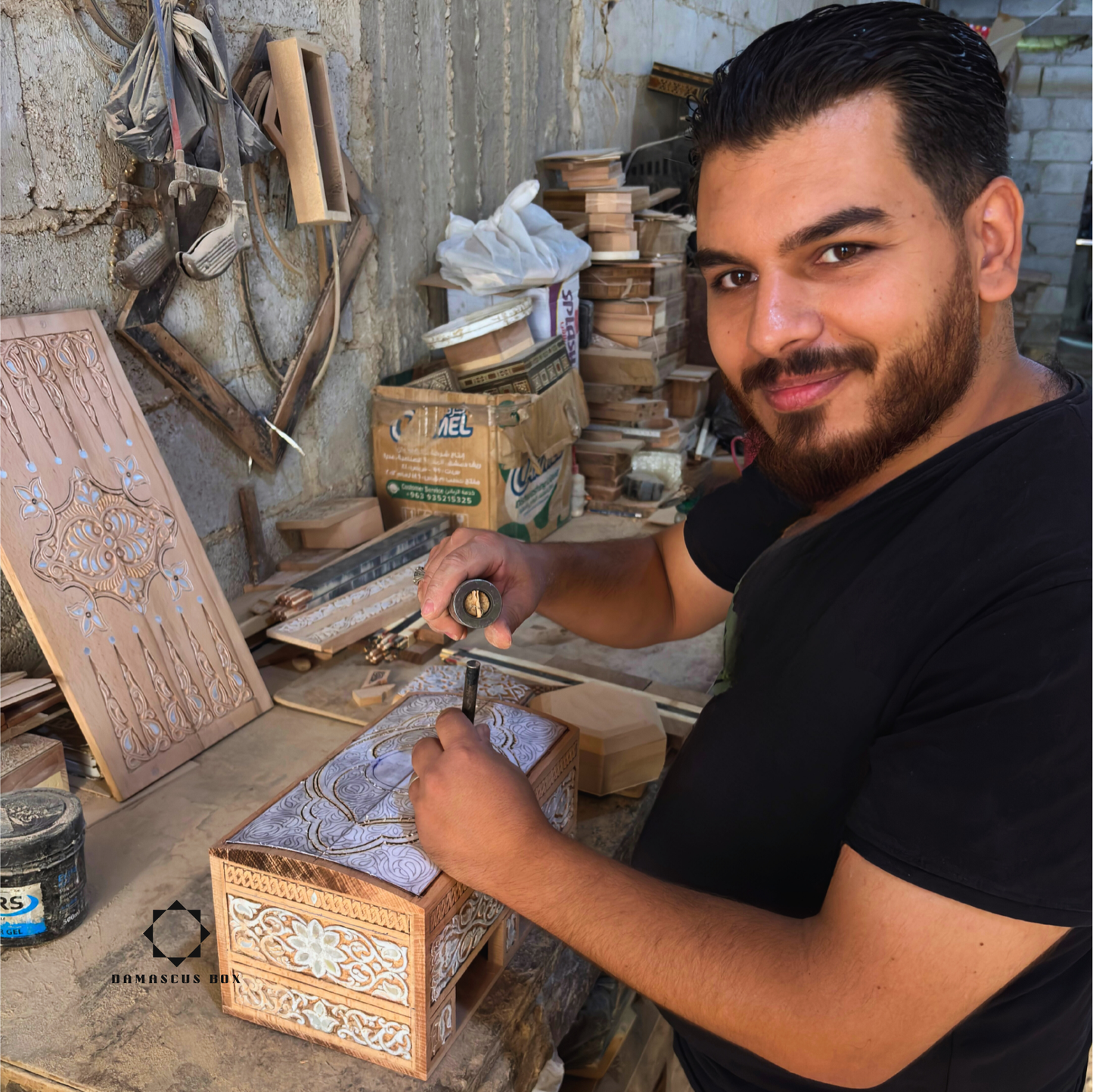 Caja de Madera de Haya Tallada a Mano con Nácar y Forro de Terciopelo – Diseño Oriental Atemporal