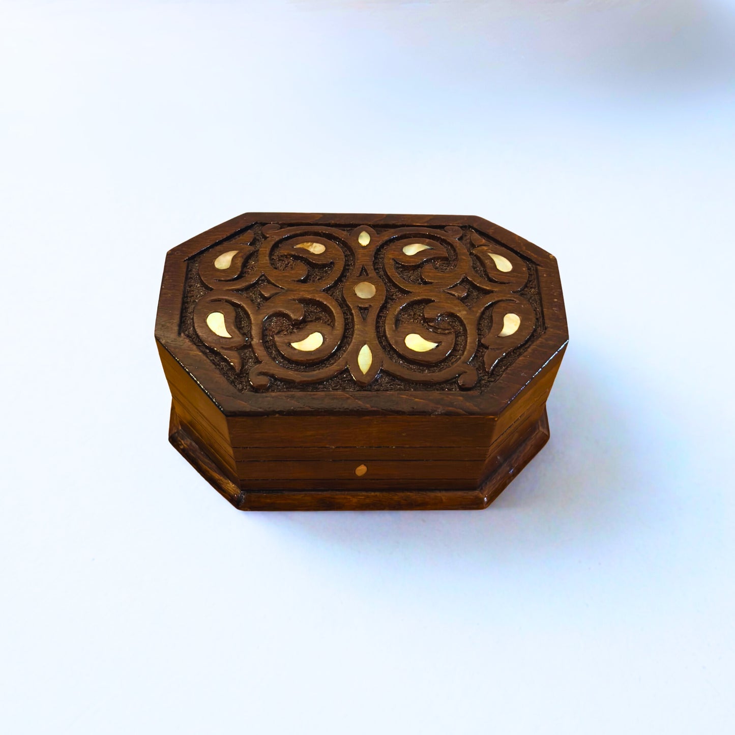 Handgeschnitzte Buchenholzbox mit Perlmuttintarsien – Elegante Walnussoptik