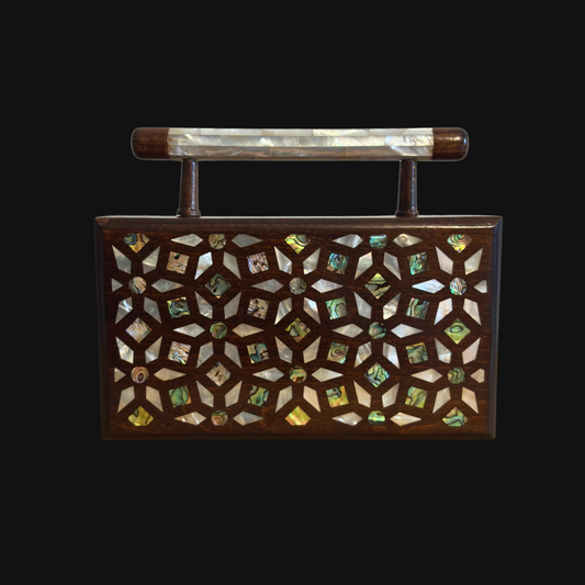 Zenobia – Luxuriöse Damast-Mosaik Clutch mit Perlmutt Intarsie & Brokat Innenfutter