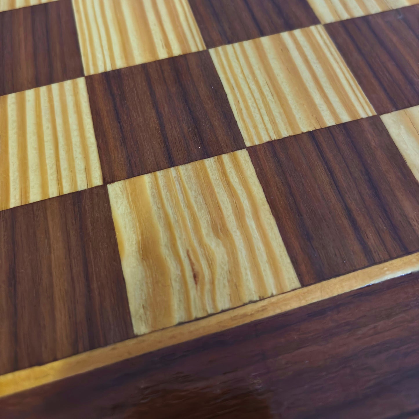 Tavolo Damaschino da Scacchi e Backgammon Fatto a Mano da Gaby Al Dayeh – Design Classico