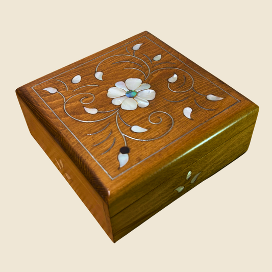 Handgefertigte Luxusbox aus Damaskus – Perlmutt & Samteleganz