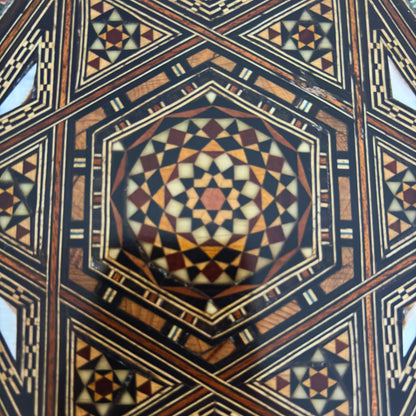 Caja de Mosaico Damasquino Refinada por el Maestro Gaby Al Dayeh – Nácar y Terciopelo