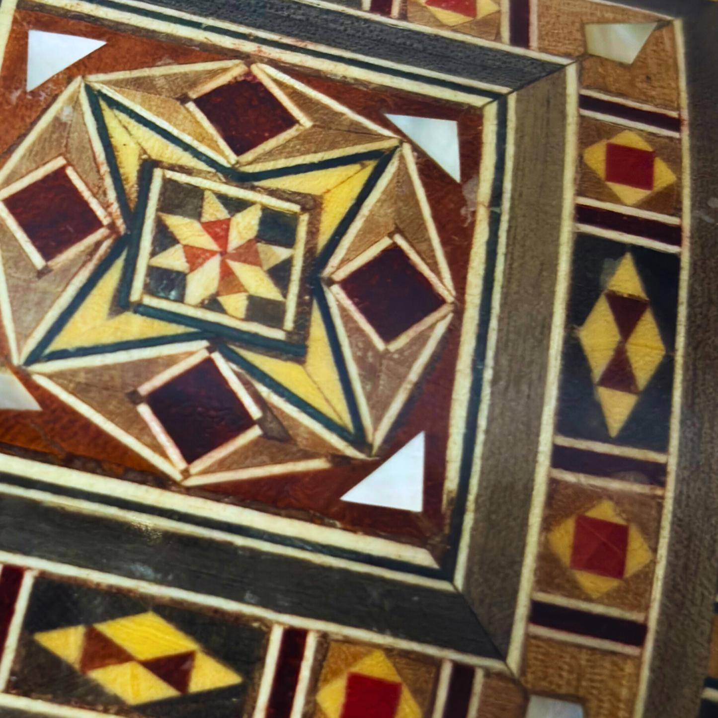 Handgefertigte Mosaik-Schatulle aus Damaskus – Holzkunst & Samt