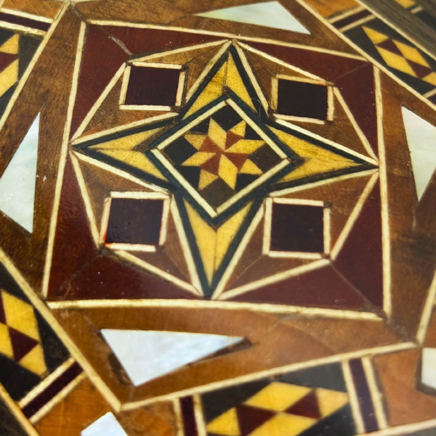 Handgefertigte Mosaik-Schatulle aus Damaskus – Holzkunst & Samt