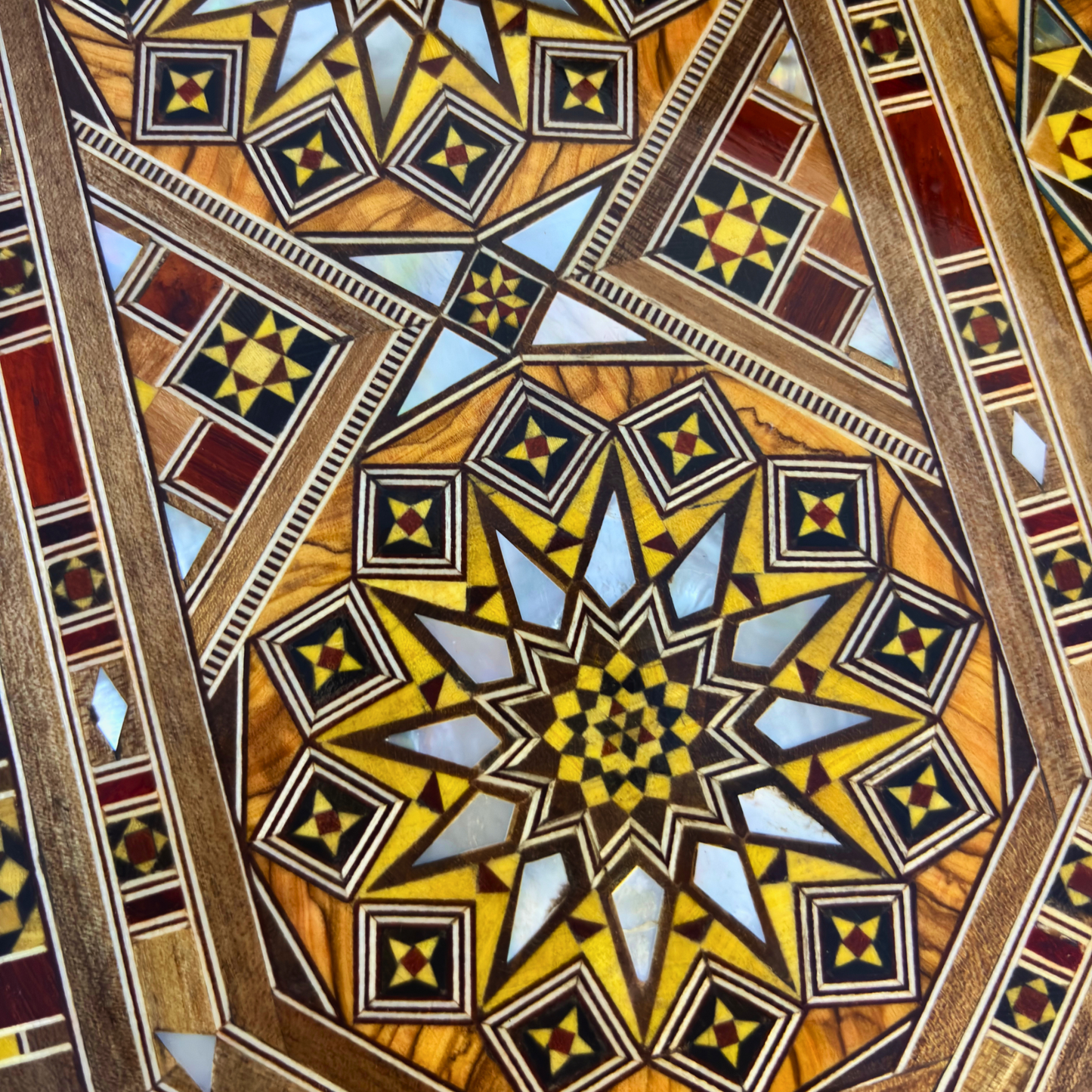 Scatola Artigianale in Mosaico Damasceno – Madreperla e Velluto