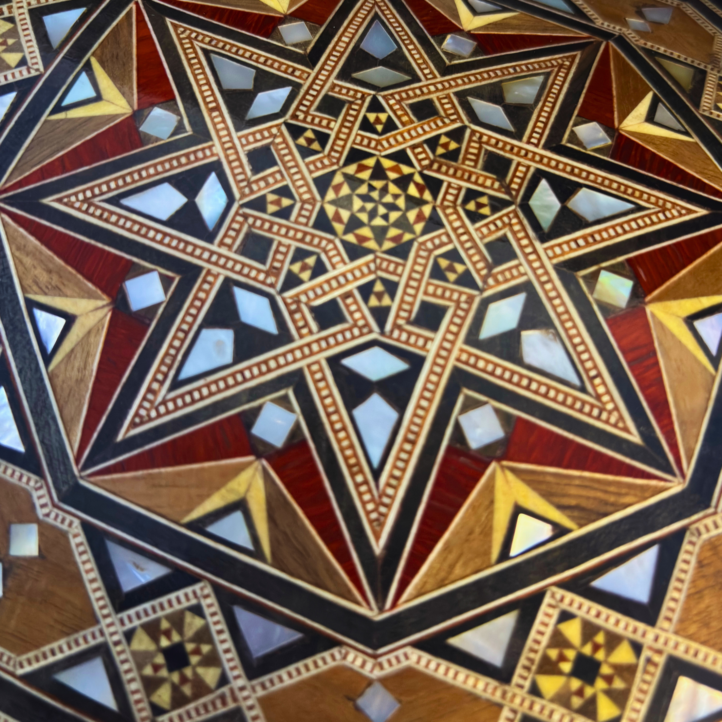 Handgefertigte Mosaik-Schatulle aus Damaskus – Perlmutt & Samt