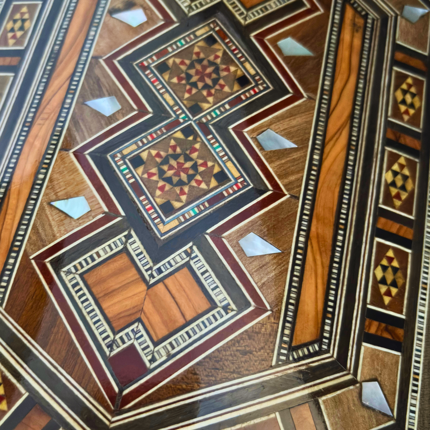 Handgefertigte Mosaik-Schatulle aus Damaskus – Perlmutt & Samt