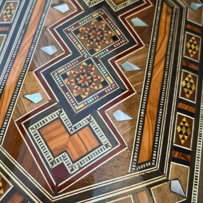 Handgefertigte Mosaik-Schatulle aus Damaskus – Perlmutt & Samt