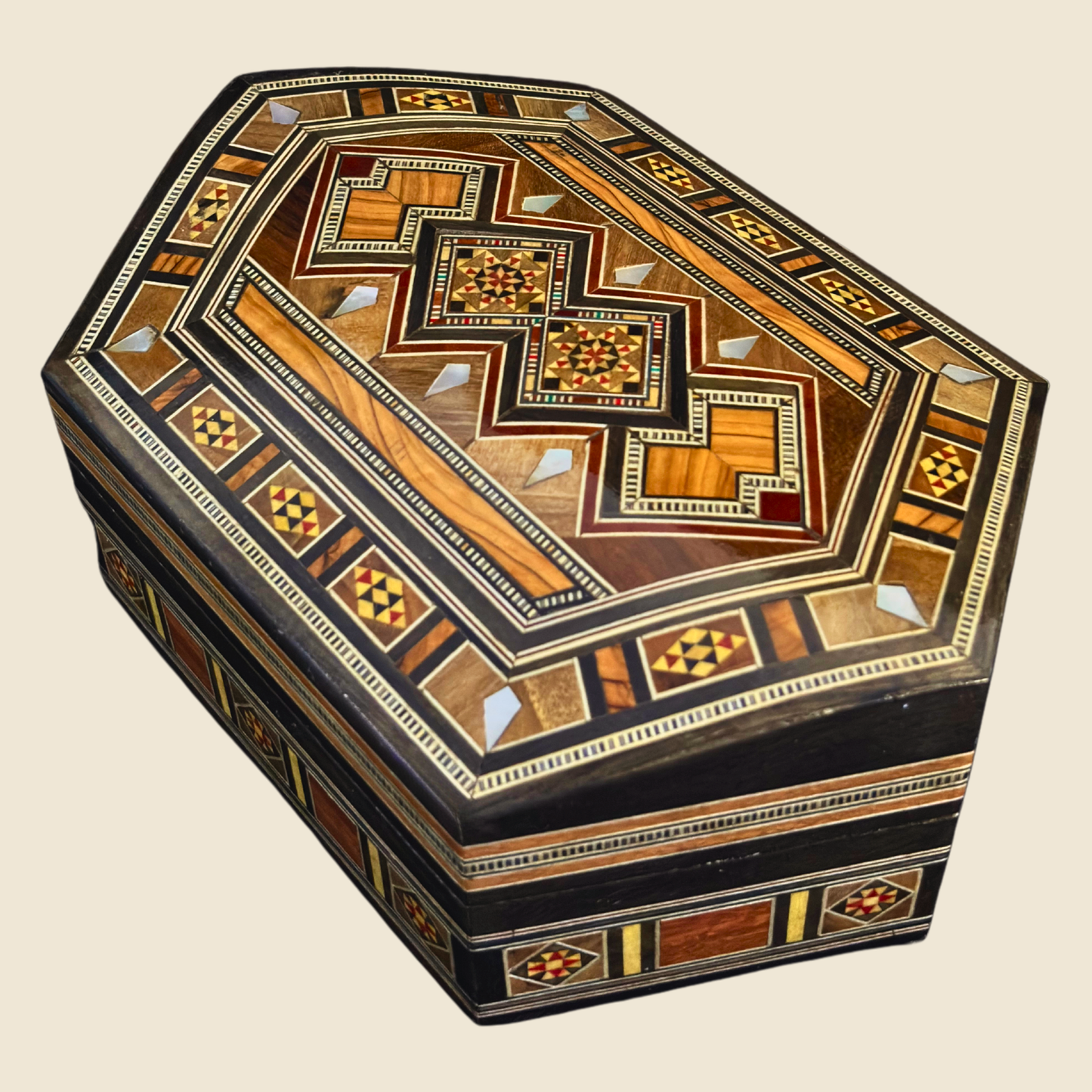 Handgefertigte Mosaik-Schatulle aus Damaskus – Perlmutt & Samt