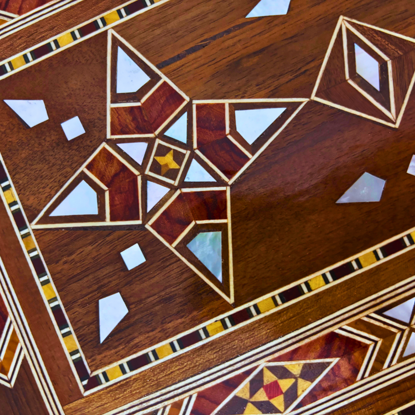 Damaszener Mosaik-Schmuckbox mit Schloss – Handgefertigtes Meisterwerk