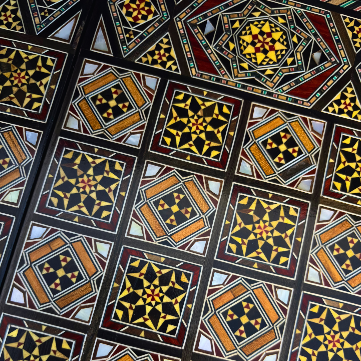 Traditionelles Schach- & Backgammon-Set – Mosaikkunst aus Damaskus