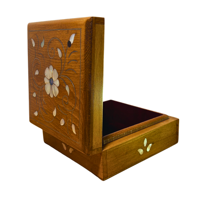 صندوق دمشقي فاخر – تطعيم بالصدف وبراعة المشغل العربي