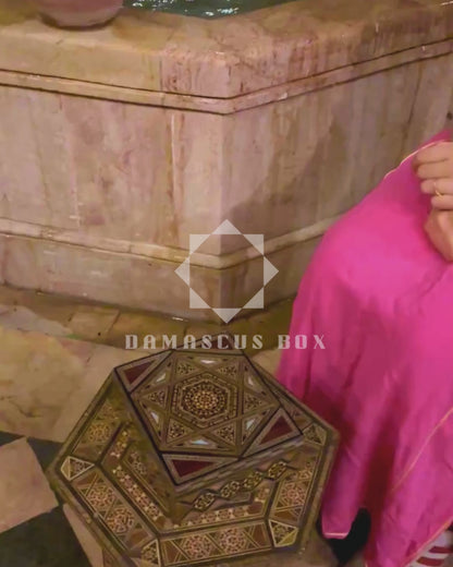 Damaszener Mosaikbox von Meister Gaby Al Dayeh – Perlmutt & Samt Innenausstattung